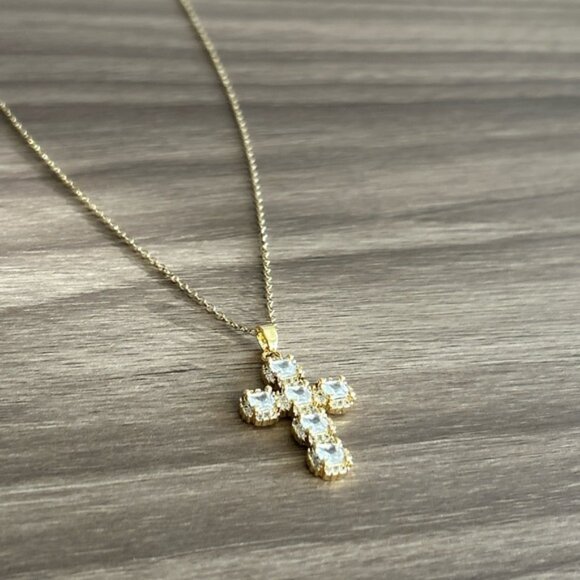 Diamond Cross Necklace Q333 - Picture 3 of 6